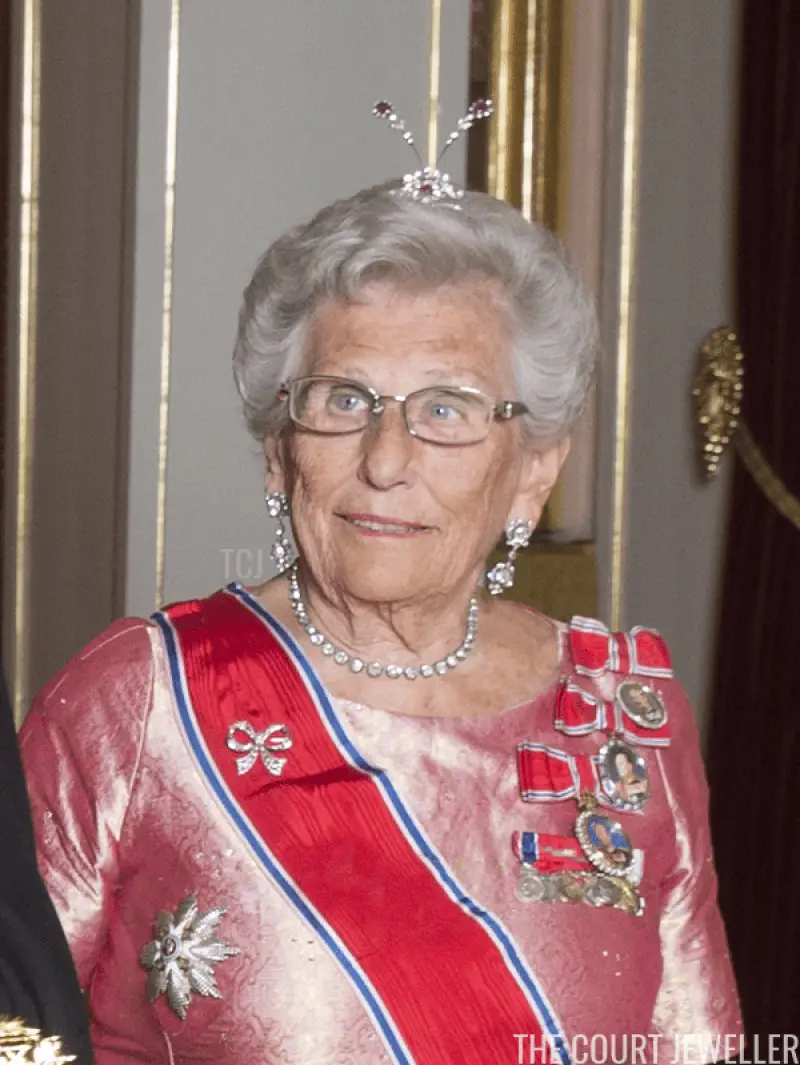 La Principessa Astrid di Norvegia indossa la sua aigrette di rubini (AFP via Getty Images)