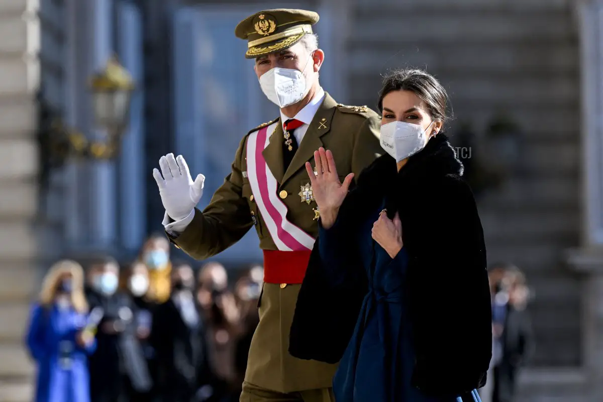 Il Re Felipe VI di Spagna (C) e la Regina Letizia di Spagna salutano mentre partecipano alla parata militare e alle celebrazioni di Capodanno al Palazzo Reale di Madrid il 6 gennaio 2022