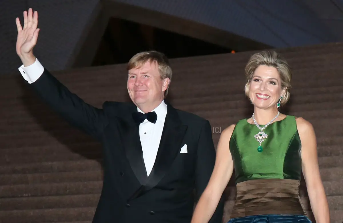 Il Re Willem-Alexander (a sinistra) e la Regina Maxima (a destra) dei Paesi Bassi posano per una fotografia all'arrivo per un concerto all'Opera di Sydney, il 2 novembre 2016