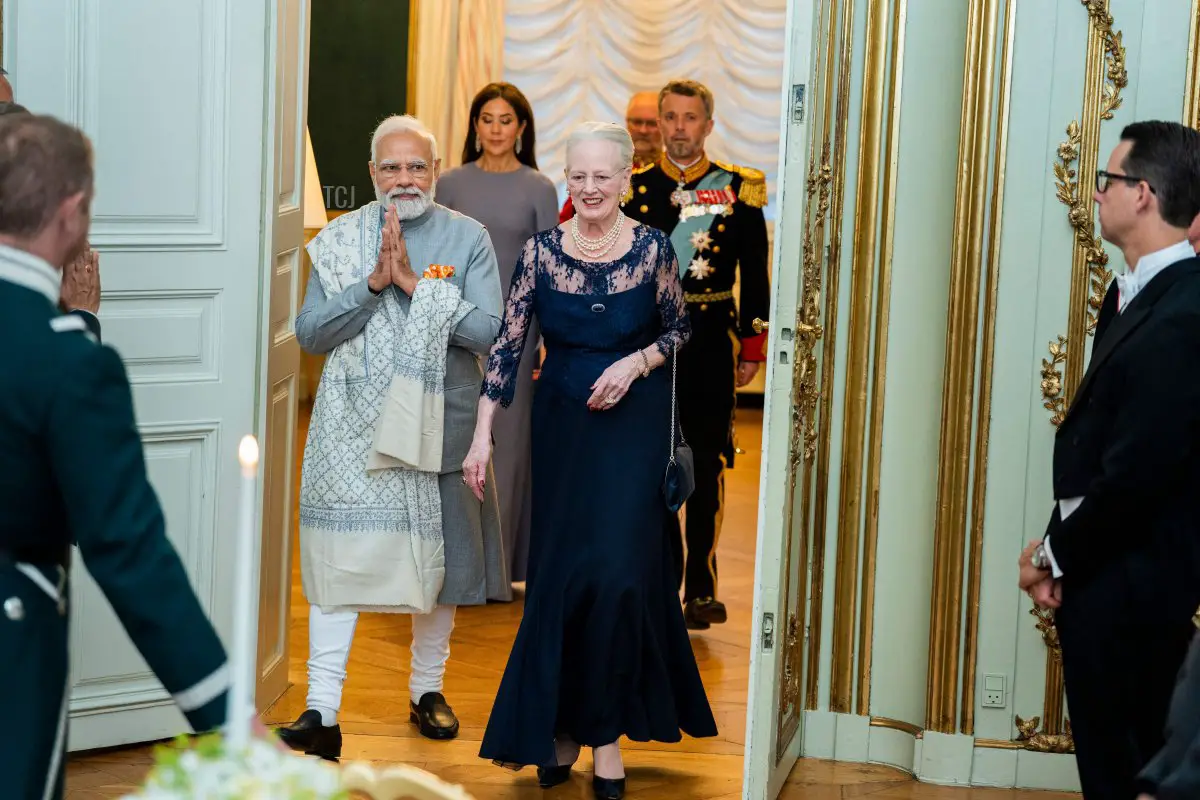 Il Primo Ministro indiano Narendra Modi (L) arriva con la Regina Margherita di Danimarca, seguito da suo figlio il principe ereditario Frederik (R) e sua moglie la principessa ereditiera Mary per un'udienza ufficiale al Castello di Amalienborg a Copenaghen, Danimarca, il 3 maggio 2022