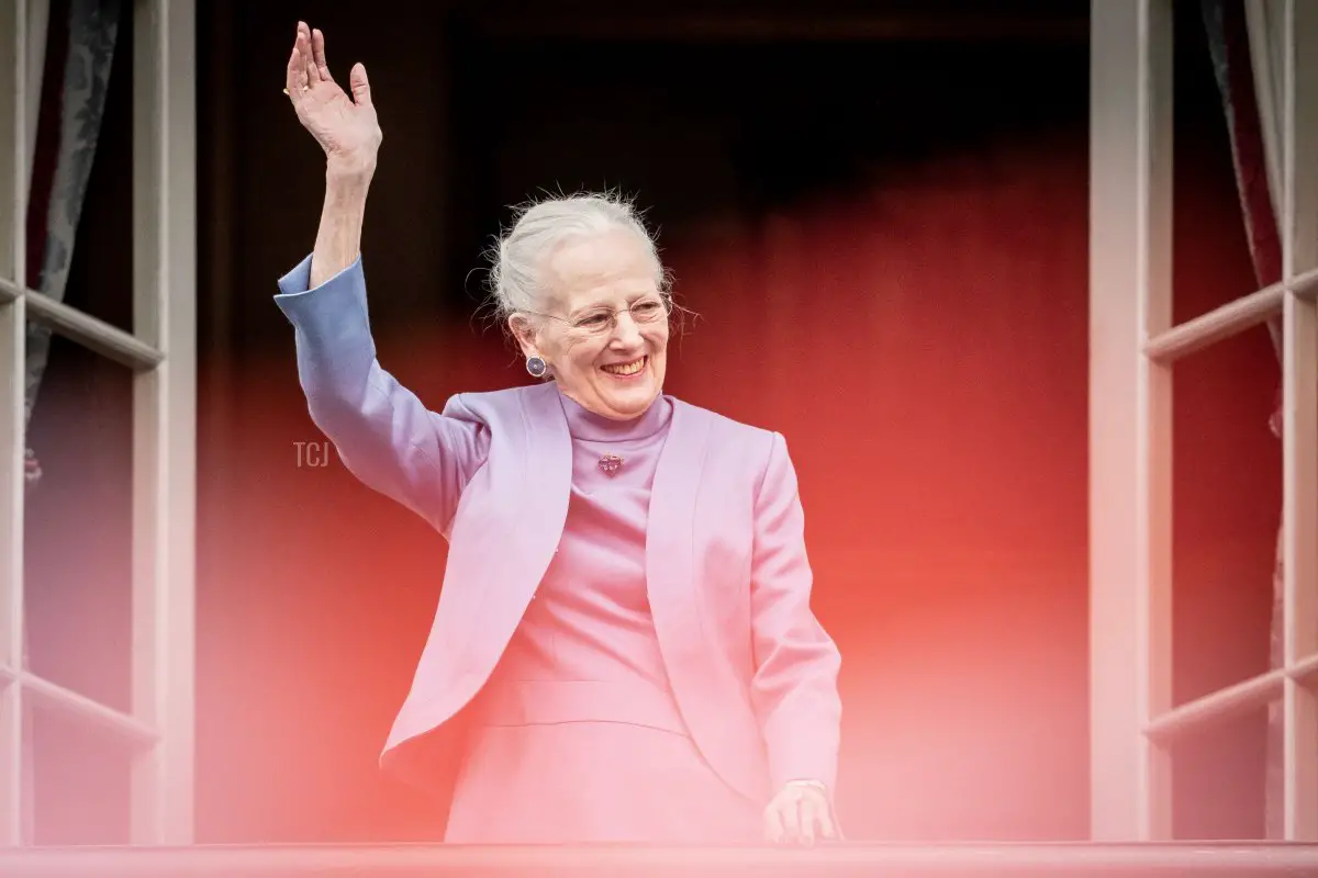 La Regina Margrethe II di Danimarca saluta la folla dal balcone del Castello di Amalienborg a Copenaghen nel suo 83° compleanno, il 16 aprile 2023 (MADS CLAUS RASMUSSEN/Ritzau Scanpix/AFP via Getty Images)