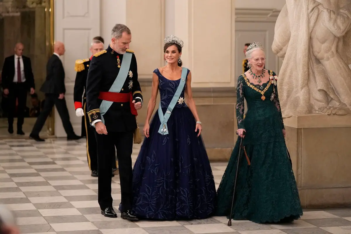 Il Re e la Regina di Spagna e la Regina di Danimarca arrivano per un banchetto di gala al Palazzo di Christiansborg a Copenhagen il 6 novembre 2023 (Mads Claus Rasmussen/Ritzau Scanpix/Alamy)