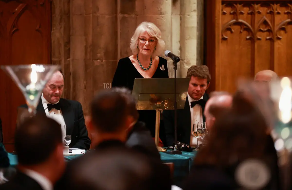 Camilla, Duchessa di Cornovaglia, pronuncia un discorso durante il biennale Rifles Awards Dinner al City of London Guildhall il 24 novembre 2021 a Londra, Inghilterra