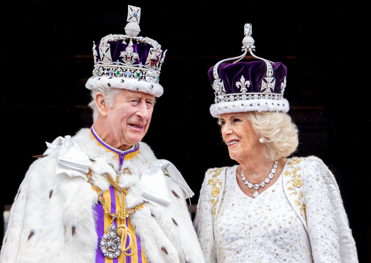 Re Carlo III e Regina Camilla del Regno Unito appaiono sul balcone di Buckingham Palace dopo la cerimonia di incoronazione il 6 maggio 2023 (Patrick van Katwijk/DPA Picture Alliance/Alamy)