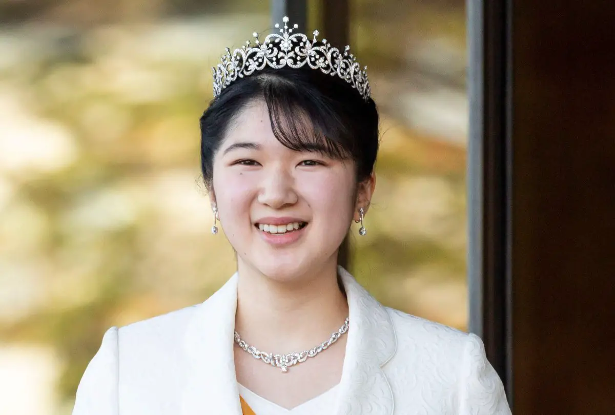 La Principessa Aiko del Giappone saluta i membri della stampa in attesa della sua cerimonia di maggiore età al Palazzo Imperiale di Tokyo il 5 dicembre 2021 (Zuma Press/Alamy)