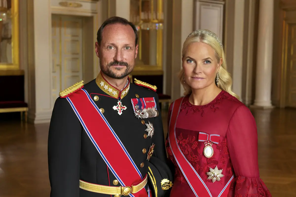 Ritratto di gala del Principe Ereditario Haakon e della Principessa Mette-Marit di Norvegia, rilasciato il 24 maggio 2024 (Dusan Reljin/Kongehuset)