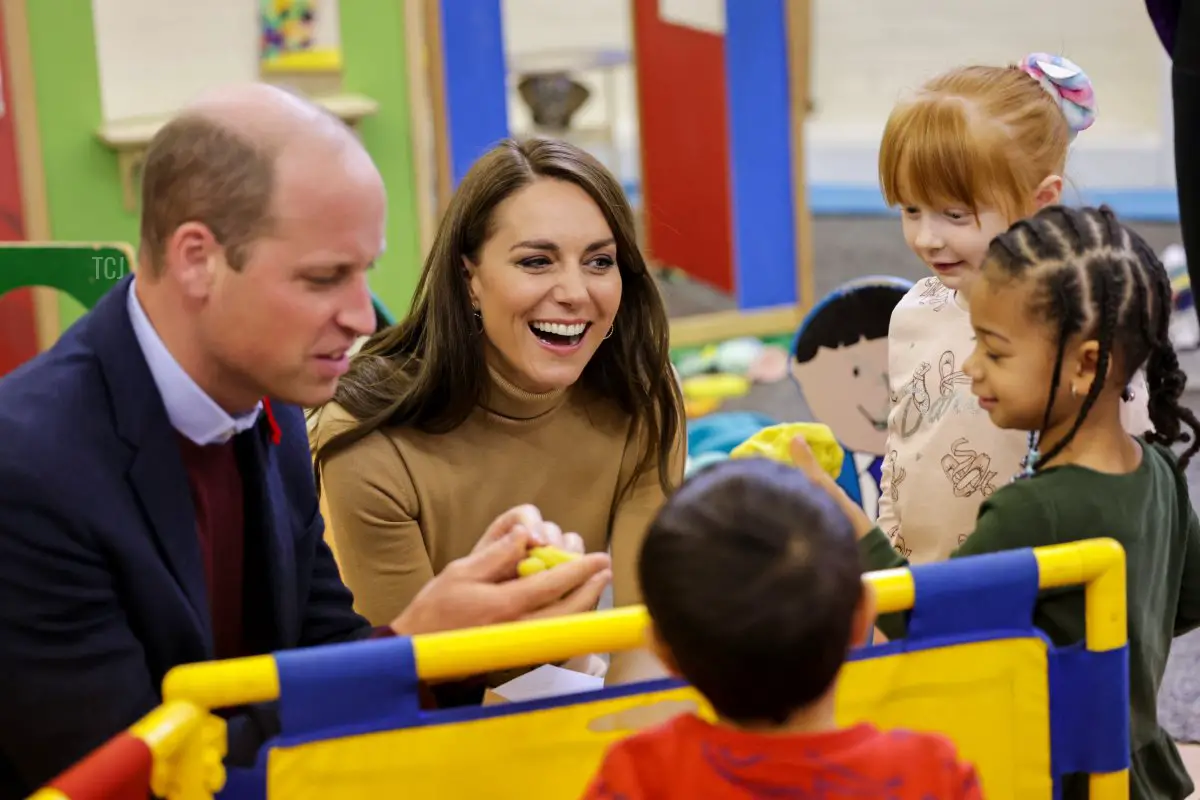 Il Principe William, Principe di Galles e Catherine, Principessa di Galles giocano con la pasta modellabile con i bambini nel nido durante una visita al Centro Rainbow il 3 novembre 2022 a Scarborough, Inghilterra