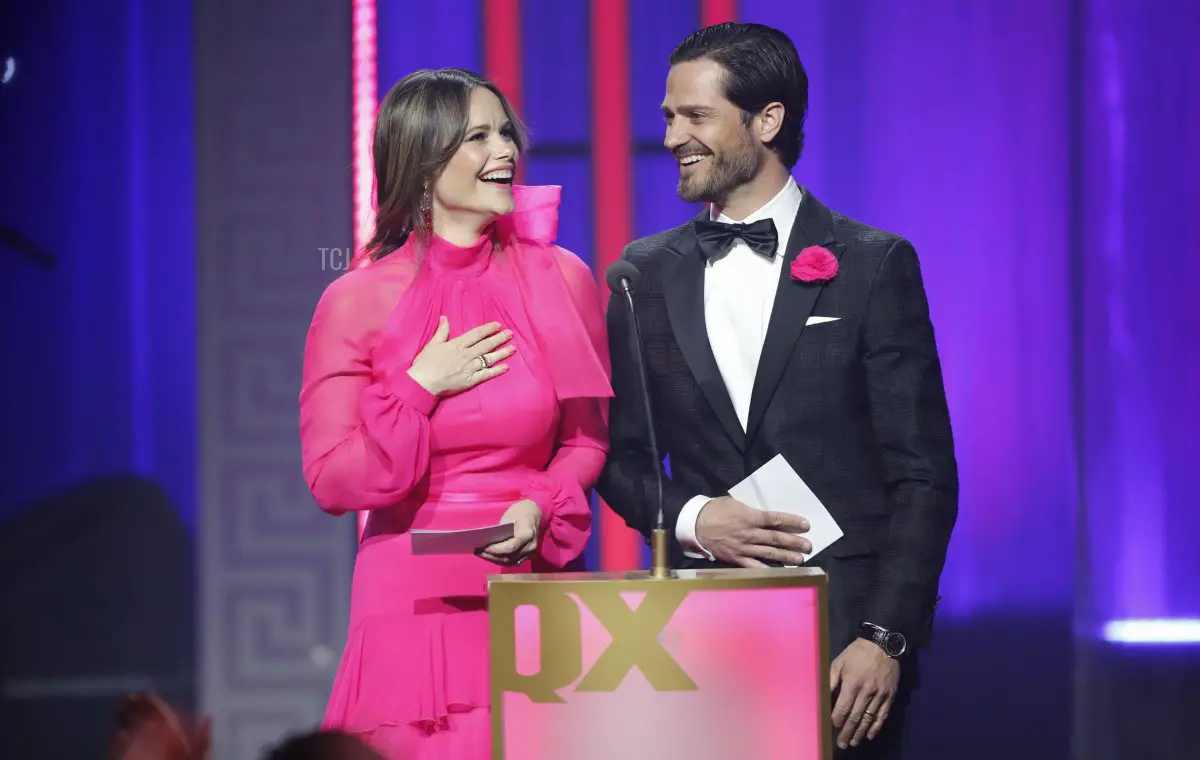 La Principessa Sofia e il Principe Carl Philip consegnano un premio durante il QX Gay Gala al Cirkus a Stoccolma, Svezia, 25 aprile 2022