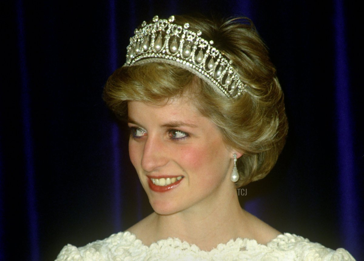 Principessa Diana in un abito di seta crema e tiara