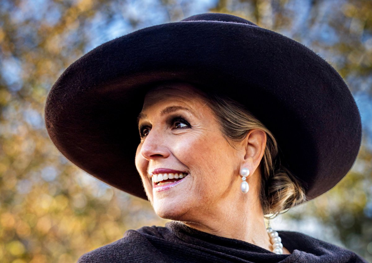 La regina Maxima dei Paesi Bassi partecipa a un simposio per il quarto anniversario della Cattedra Prince Claus in Equità e Sviluppo all'Aia il 6 dicembre 2023 (Patrick van Katwijk/DPA Picture Alliance/Alamy)