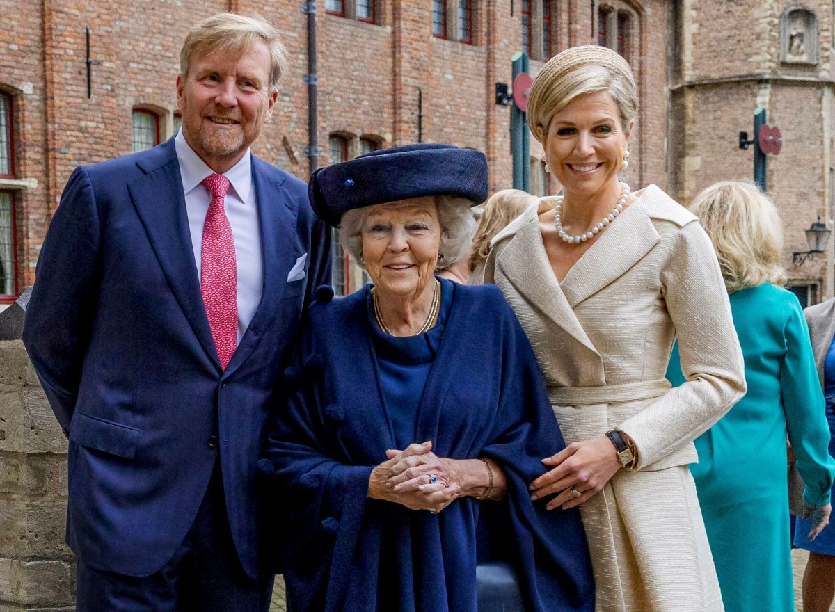 Il Re e la Regina dei Paesi Bassi, con la Principessa Beatrix, partecipano alla Cerimonia dei Premi delle Quattro Libertà nella Nieuwe Kerk di Middelburg l'11 aprile 2024 (Albert Nieboer/DPA Picture Alliance/Alamy)