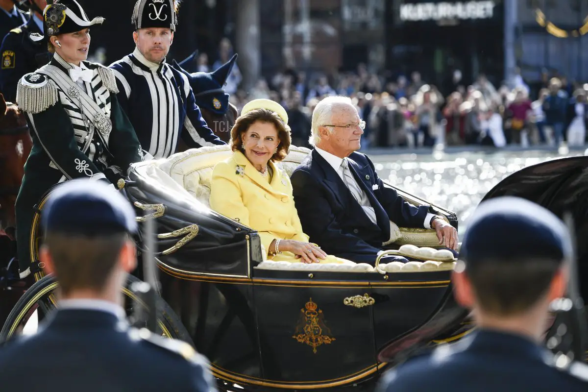 Re Carlo XVI Gustavo e Regina Silvia di Svezia in carrozza aperta durante la processione del Giubileo d’Oro a Stoccolma il 16 settembre 2023 (MIKAELA LANDESTROEM/TT NEWS AGENCY/AFP via Getty Images)