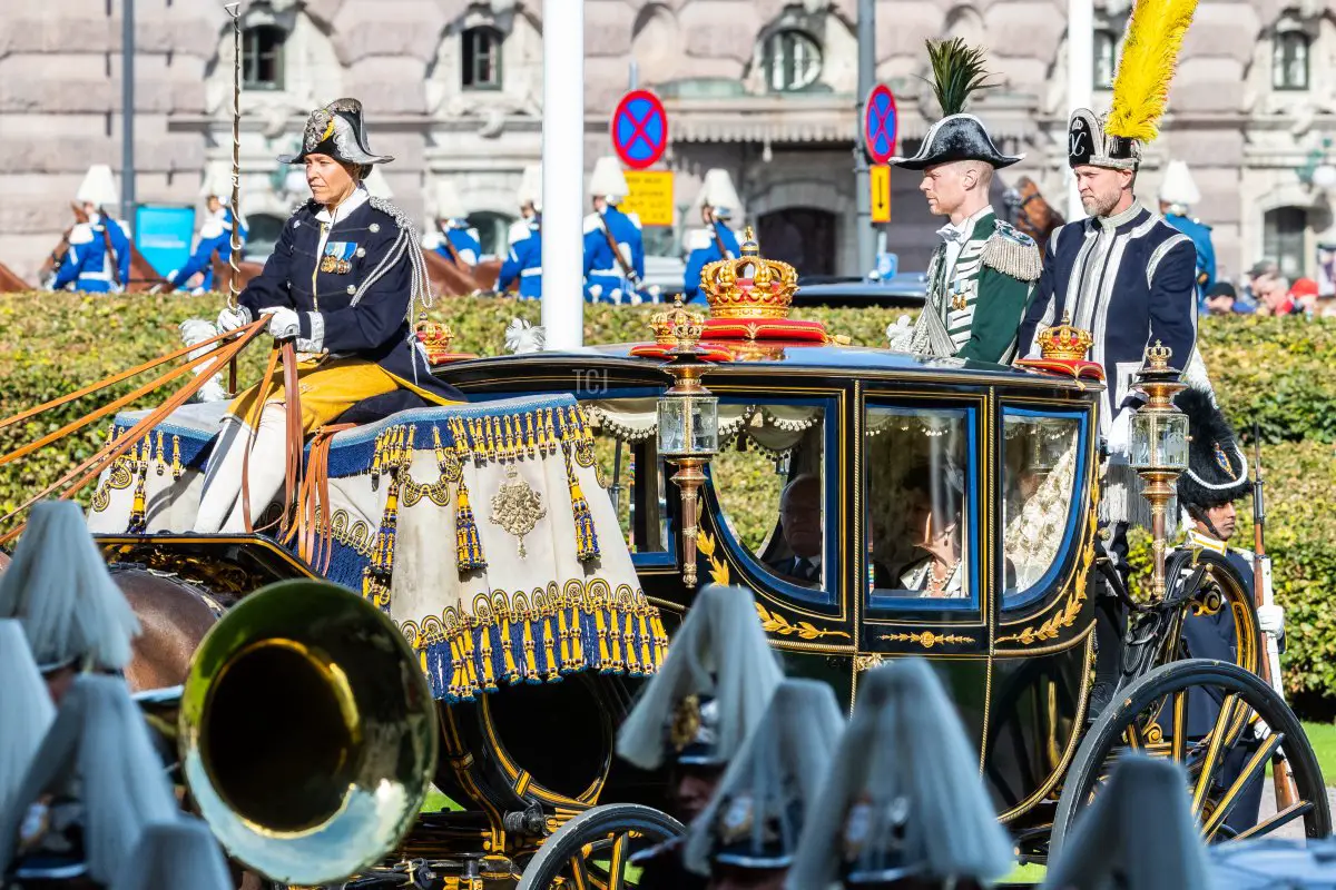 Il re Carlo XVI Gustavo di Svezia e la regina Silvia di Svezia arrivano in carrozza alla cerimonia di apertura del Parlamento svedese per l'anno di lavoro 2021/22 il 14 settembre 2021 a Stoccolma, Svezia