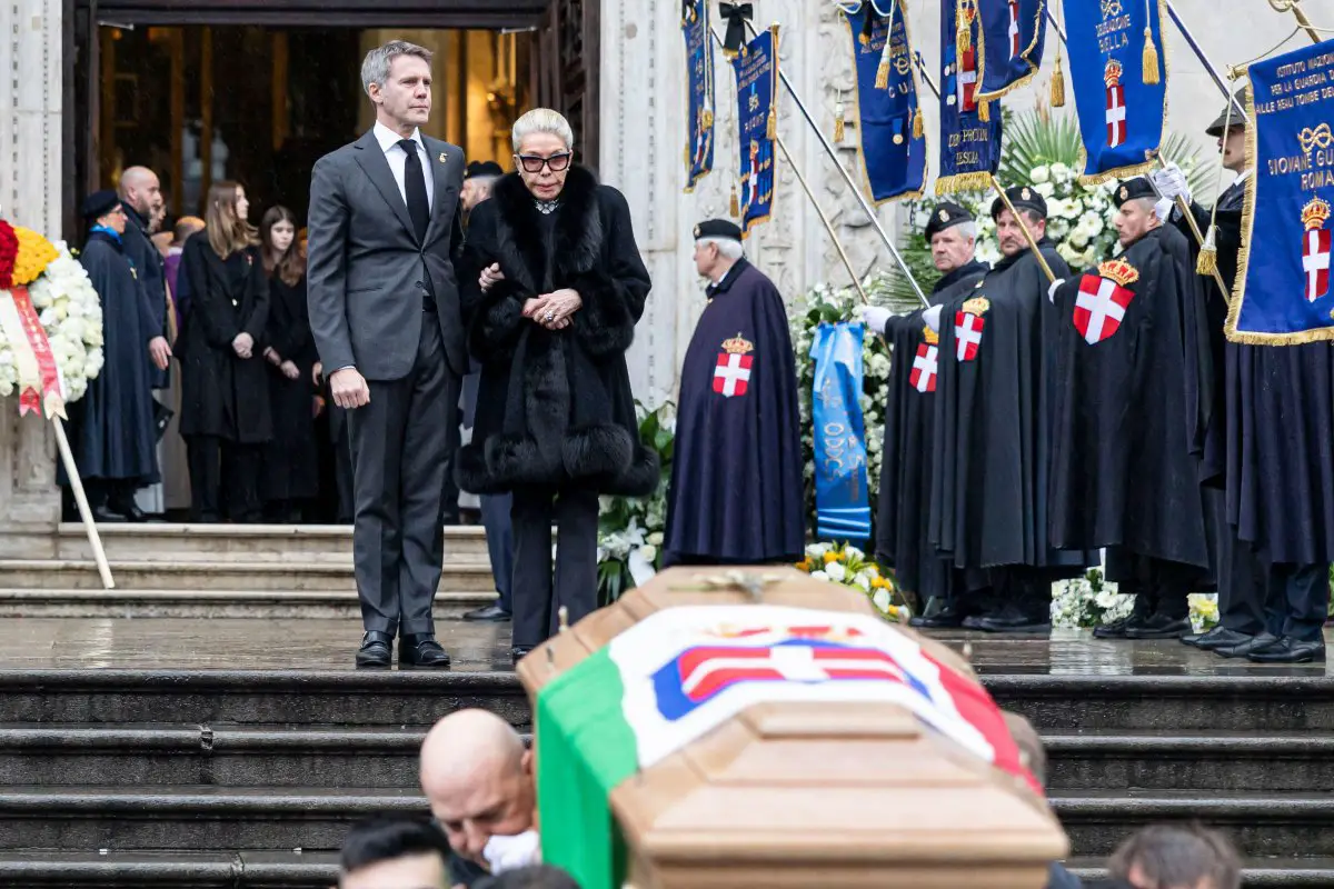 Emanuele Filiberto di Savoia e sua madre, Marina Doria, partecipano al funerale di suo padre, Vittorio Emanuele di Savoia, a Torino il 10 febbraio 2024 (Marco Piovanotto/Abaca Press/Alamy)