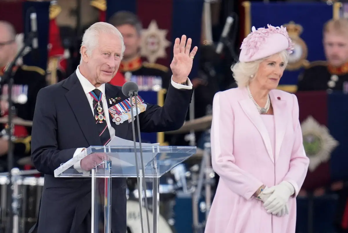 Il Re Carlo III e la Regina Camilla sono ritratti durante l'evento commemorativo nazionale del Regno Unito per l'80° anniversario del D-Day al Southsea Common di Portsmouth il 5 giugno 2024 (Andrew Matthews/PA Images/Alamy)