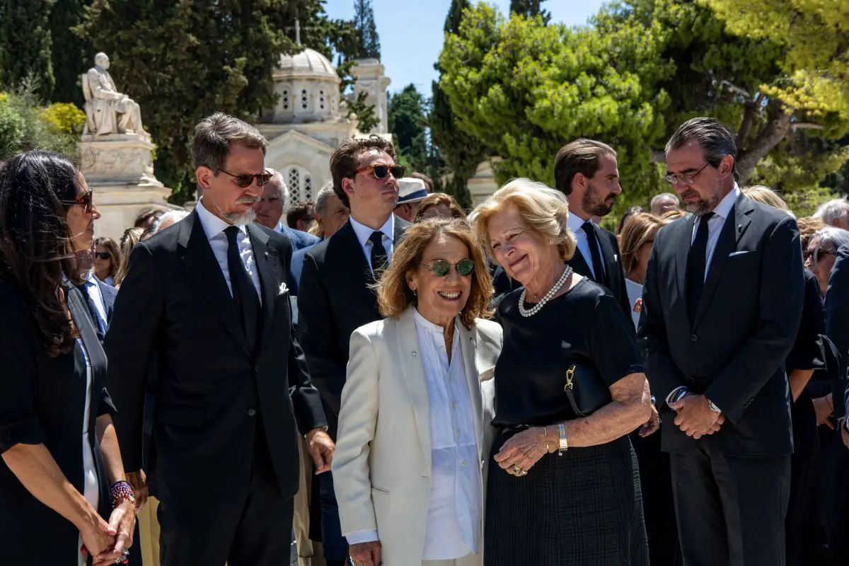 Marina Karella, con membri della famiglia reale greca, partecipa ai funerali del defunto marito, principe Michael di Grecia e Danimarca, ad Atene l'1 agosto 2024 (Ammar Abd Rabbo/Abaca Press/Alamy)