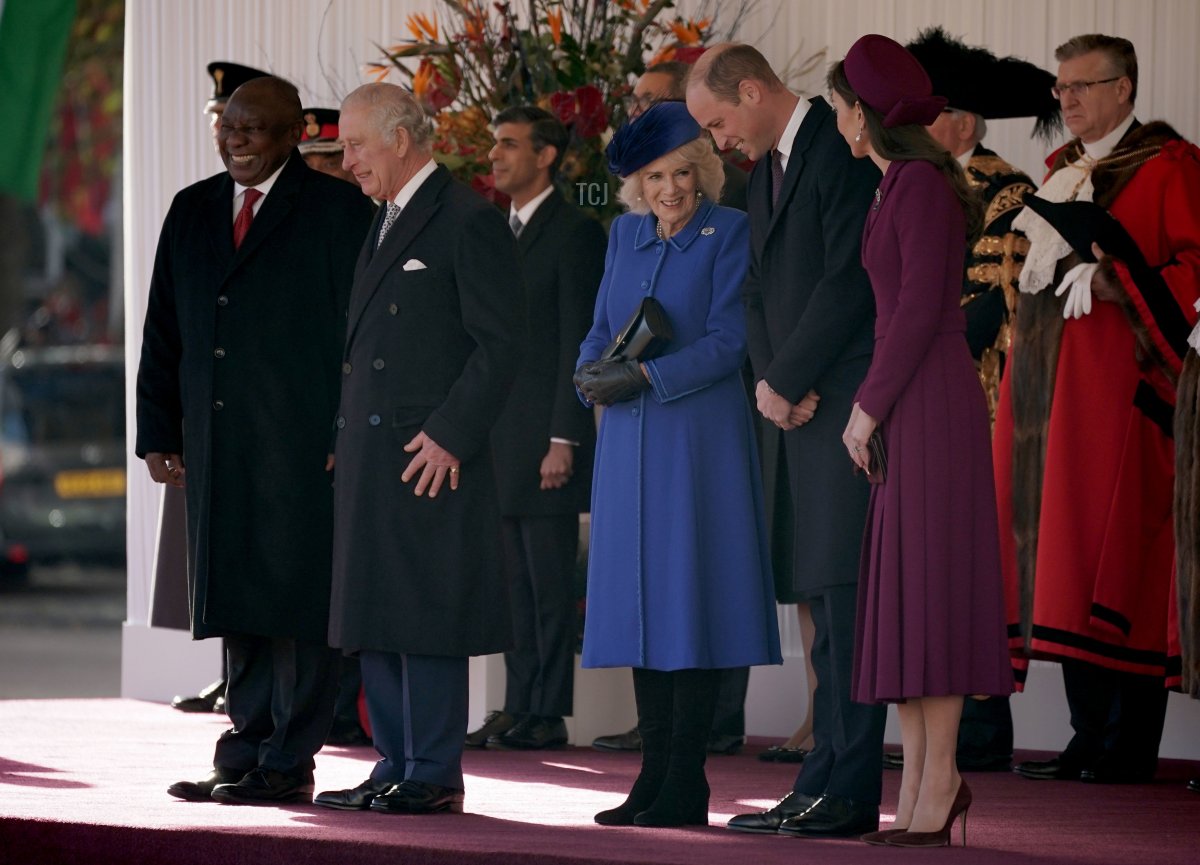 Il Presidente Cyril Ramaphosa del Sud Africa, con Re Carlo III e la Regina Consorte e il Principe e la Principessa di Galles mentre ispezionano una Guardia d’Onore durante il benvenuto cerimoniale per la sua Visita di Stato nel Regno Unito alla Horse Guards Parade il 22 novembre 2022 a Londra, Inghilterra