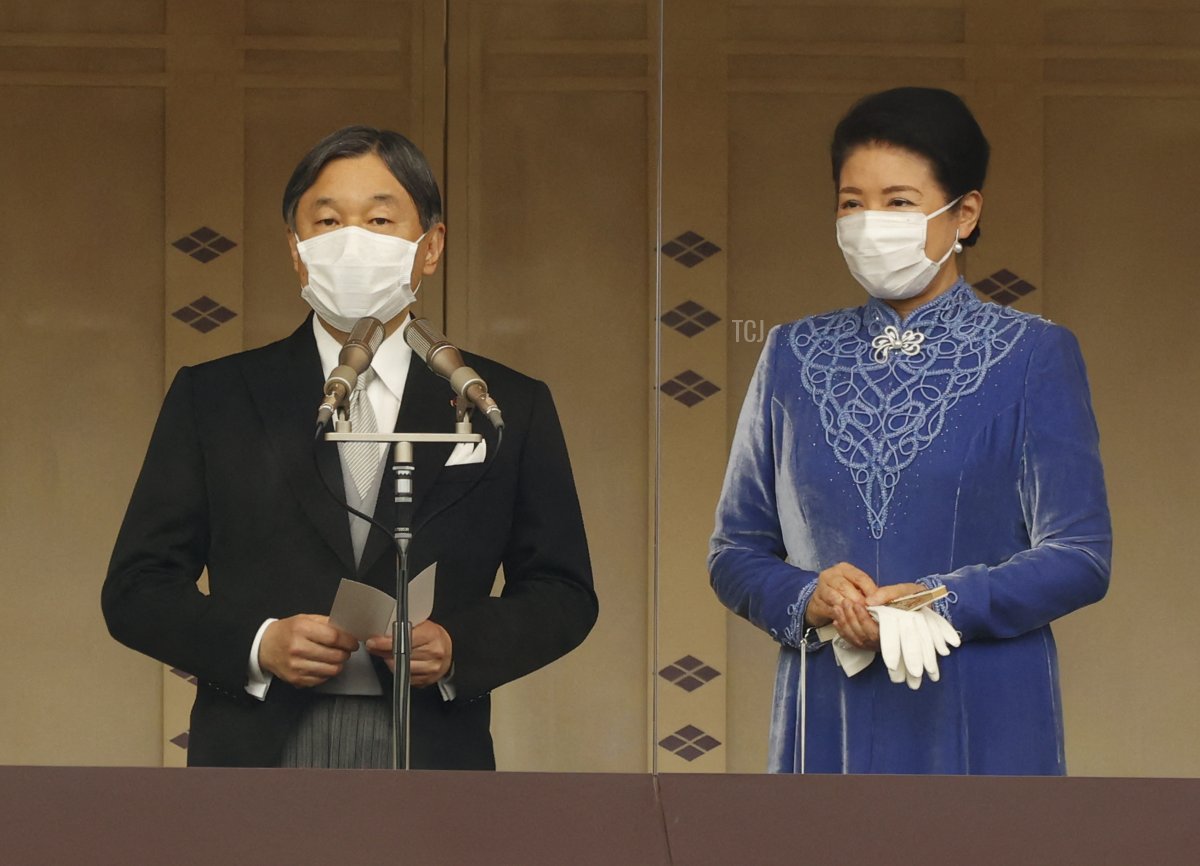 L'Imperatore Naruhito e l'Imperatrice Masako del Giappone salutano le persone durante i festeggiamenti per il suo compleanno al Palazzo Imperiale il 23 febbraio 2022 (RODRIGO REYES MARIN/POOL/AFP via Getty Images)