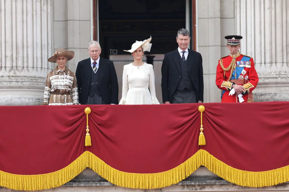 Il Duca e la Duchessa di Gloucester, la Duchessa di Edimburgo, Sir Timothy Laurence e il Duca di Kent sono ritratti sul balcone di Buckingham Palace durante il Trooping the Colour, 17 giugno 2023 (Chris Jackson/Getty Images)