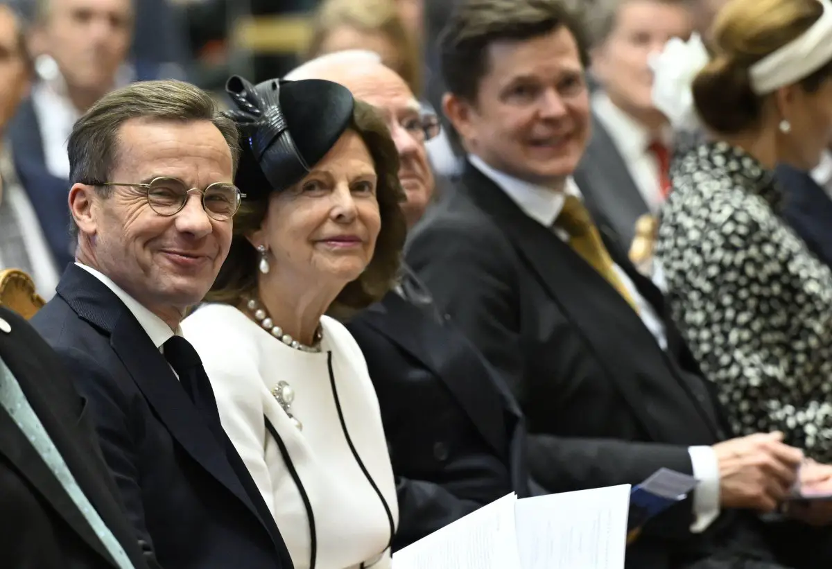 Il Primo Ministro Ulf Kristersson, la Regina Silvia, il Re Carl XVI Gustaf e il Presidente Andreas Norlin partecipano all'apertura del Riksdag a Stoccolma il 10 settembre 2024 (Fredrik Sandberg/TT News Agency/Alamy)