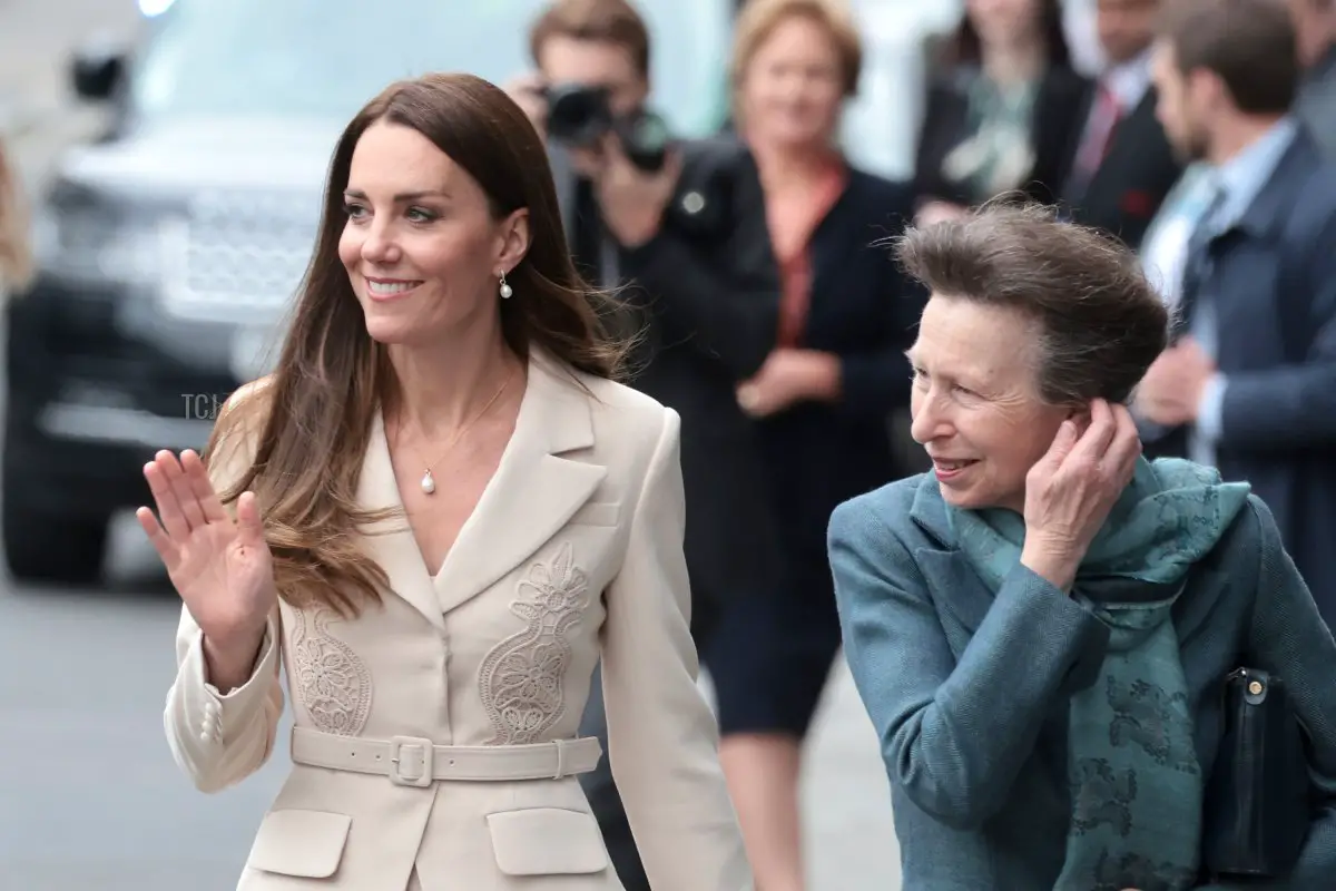 Catherine, Duchess of Cambridge e Princess Anne, Princess Royal arrivano alla sede dell'RCM e dell'RCOG il 27 aprile 2022 a Londra, Inghilterra