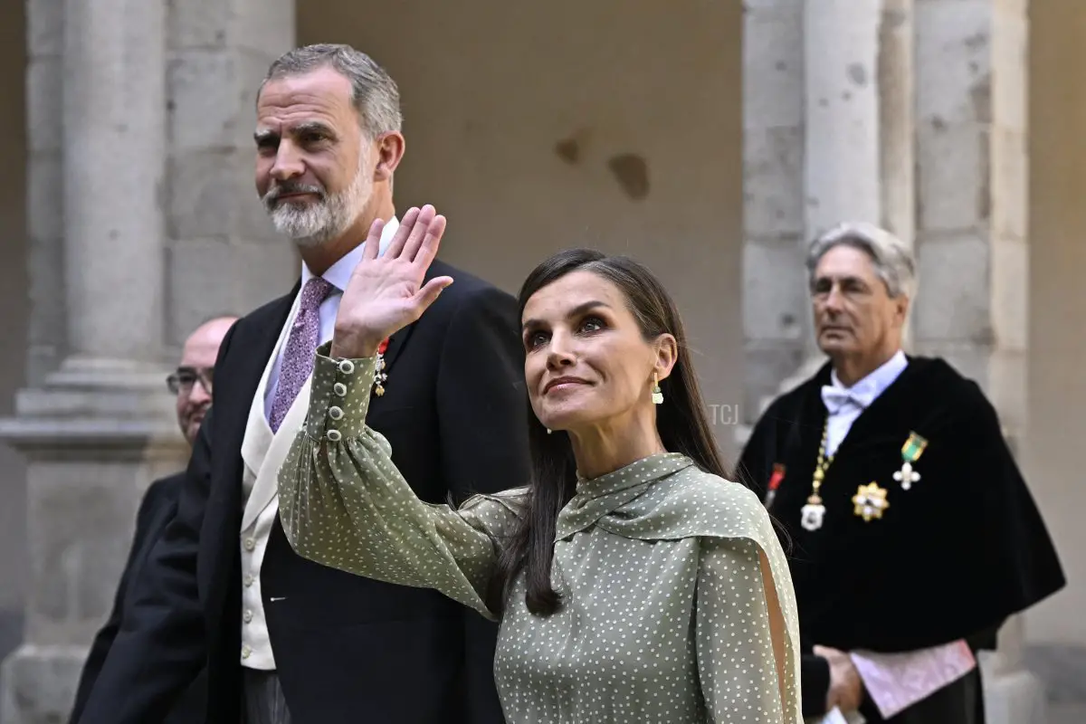 Il Re Felipe VI e la Regina Letizia di Spagna arrivano all'Università di Alcalá de Henares per la presentazione del Premio Miguel de Cervantes il 24 aprile 2023 (JAVIER SORIANO/AFP via Getty Images)