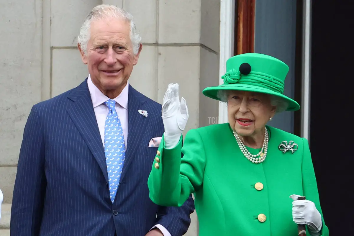 La regina Elisabetta II d'Inghilterra accanto al principe Carlo, principe di Galles, saluta il pubblico dal balcone di Buckingham Palace alla fine del Platinum Pageant a Londra il 5 giugno 2022, parte delle celebrazioni per il Giubileo di Platino della regina