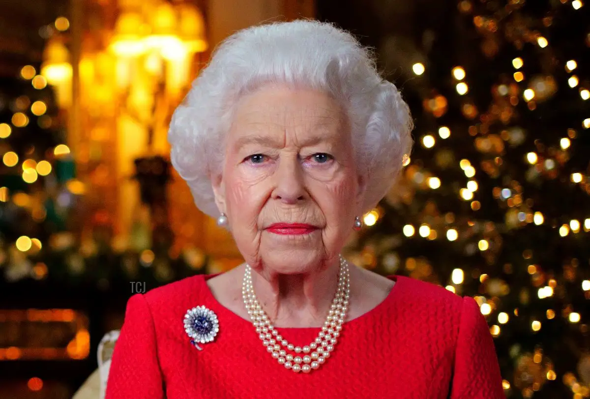 La regina Elisabetta II registra il suo tradizionale discorso di Natale nella Sala Bianca al Castello di Windsor il 23 dicembre 2021 a Windsor, Inghilterra