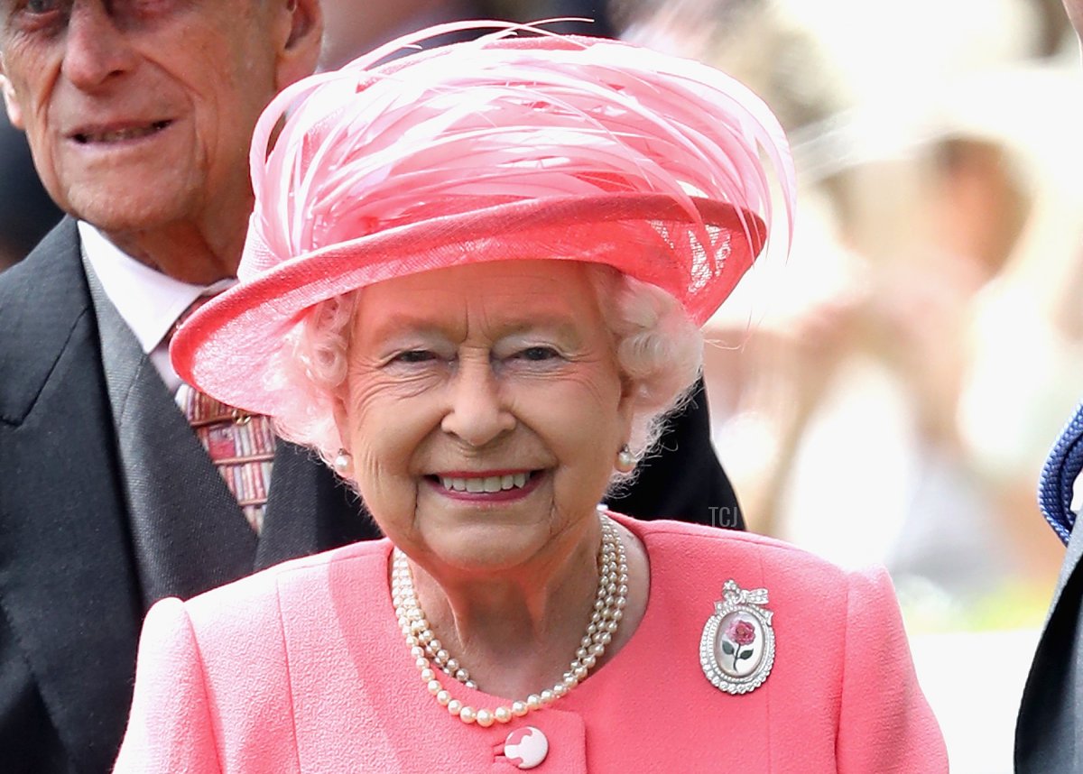 La Regina Elisabetta II arriva nel Parco della Parata durante il quarto giorno di Royal Ascot all'ippodromo di Ascot il 17 giugno 2016 in Inghilterra