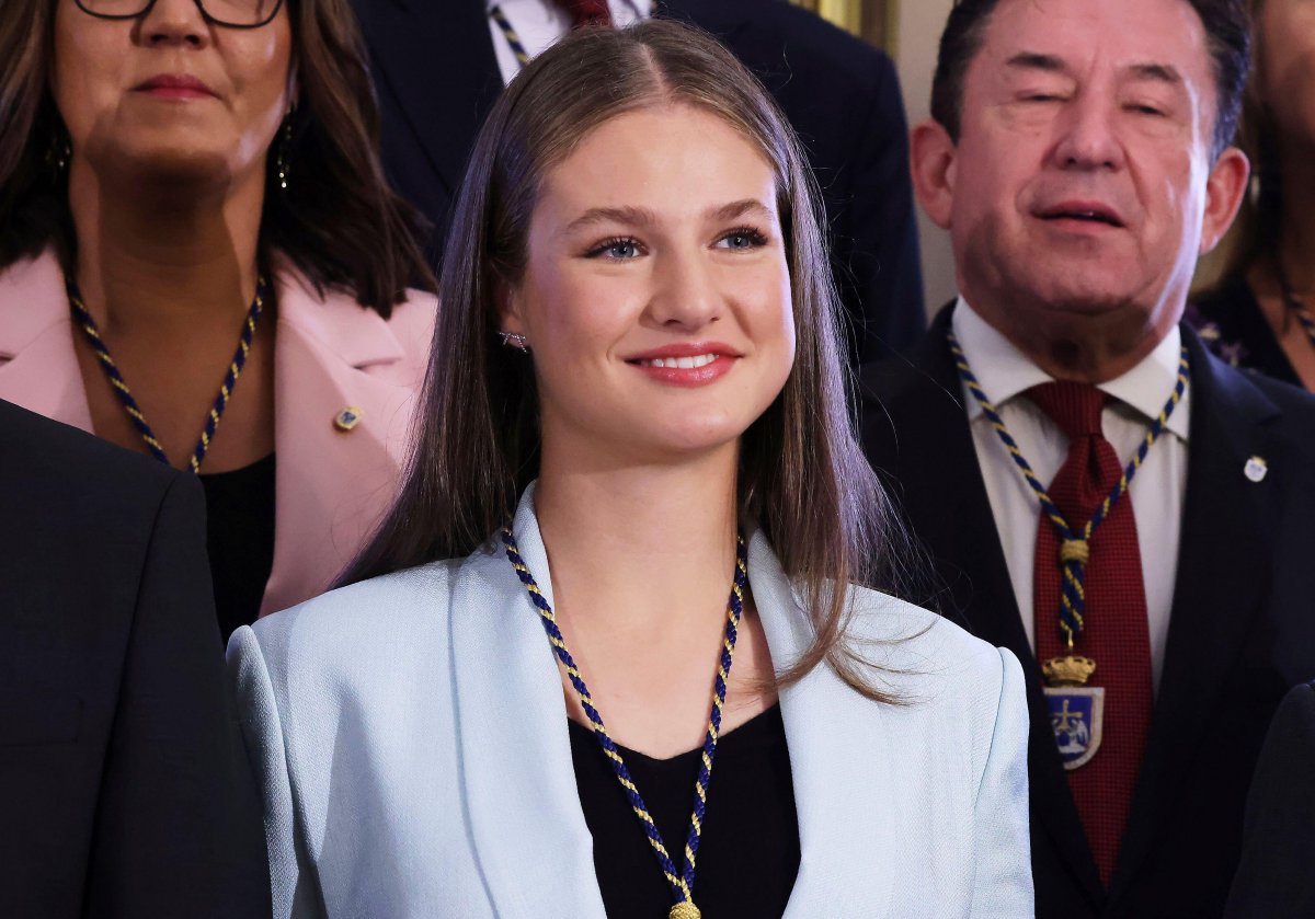 La Principessa delle Asturie indossa una medaglia presentata a lei come Sindaco Onorario di Oviedo il 24 ottobre 2024 (Jack Abuin/Zuma Press/Alamy)