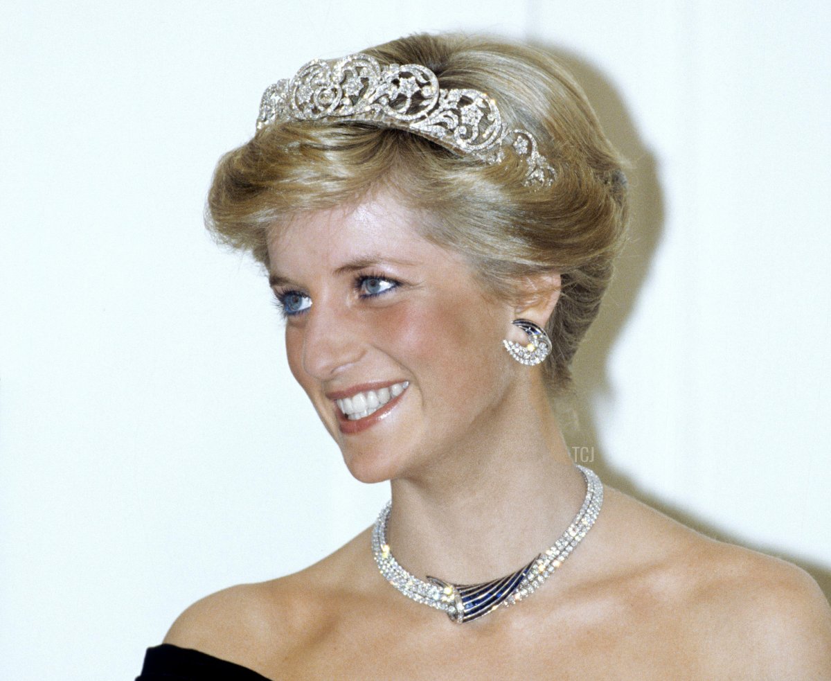 Diana, Principessa del Galles, che indossa la tiara Spencer e orecchini, collana e bracciale a forma di mezzaluna in diamanti e zaffiri, regalati dal Sultano dell'Oman e un abito disegnato da Victor Edelstein, partecipa a un banchetto il 02 Novembre 1987 a Bonn, Germania