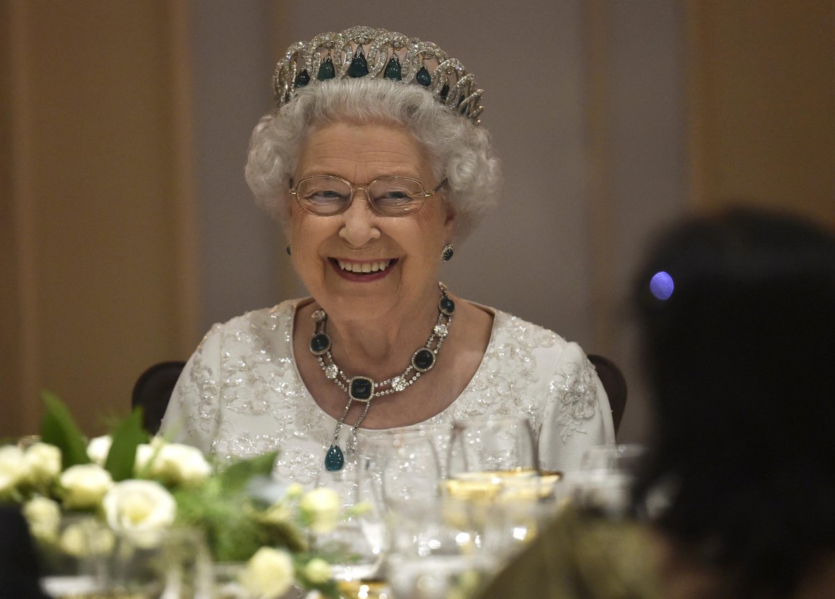 Regina Elisabetta II partecipa alla cena del Commonwealth Heads of Government Meeting al Corinthia Palace Hotel a Malta il 27 novembre 2015 (Toby Melville/PA Images/Alamy)