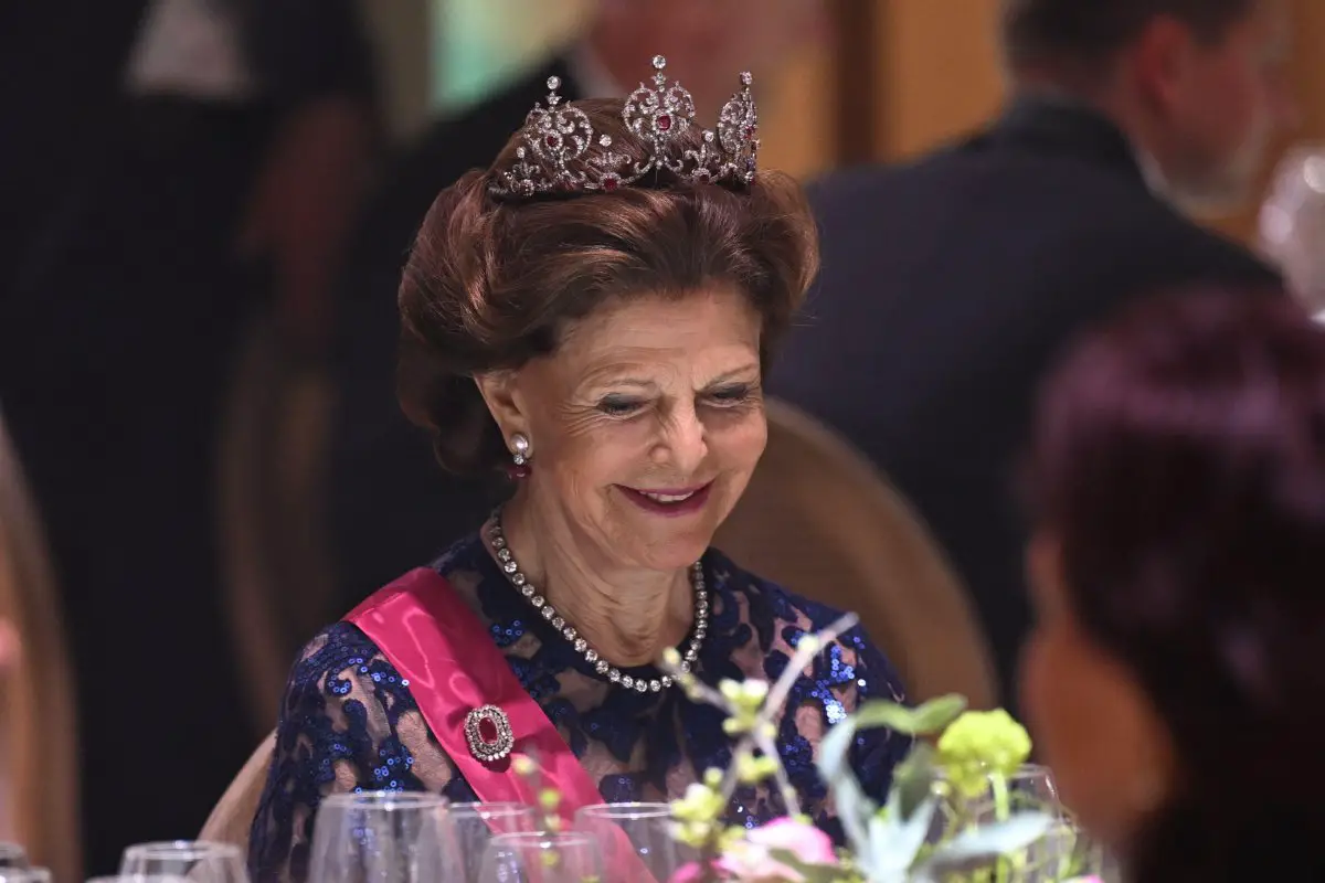 La Regina Silvia di Svezia partecipa a una cena di stato a Tallinn durante la visita ufficiale estone il 2 maggio 2023 (Pontus Lundahl/TT News Agency/Alamy)