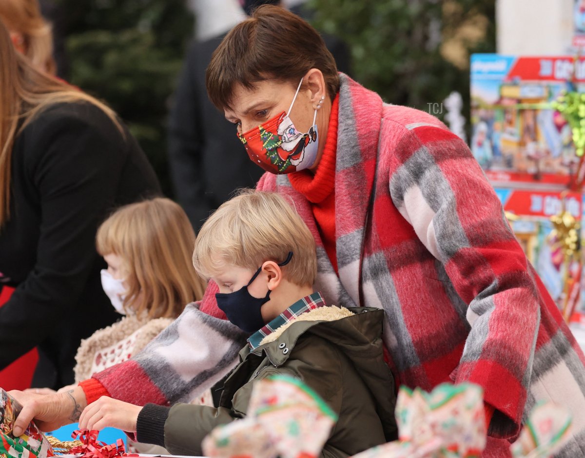 La Principessa Stephanie di Monaco e il Principe Jacques di Monaco partecipano alla cerimonia tradizionale dell'albero di Natale presso il Palazzo di Monaco, il 15 dicembre 2021