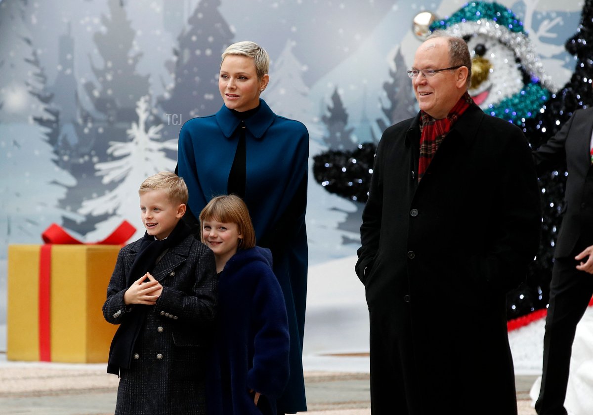 Il Principe Alberto II di Monaco (R), la Principessa Charlene di Monaco (C), il Principe Jacques (L) e la Principessa Gabriella (2ndL) partecipano all'inaugurazione della tradizionale cerimonia dell'albero di Natale al Palazzo di Monaco, a Monaco, il 14 dicembre 2022