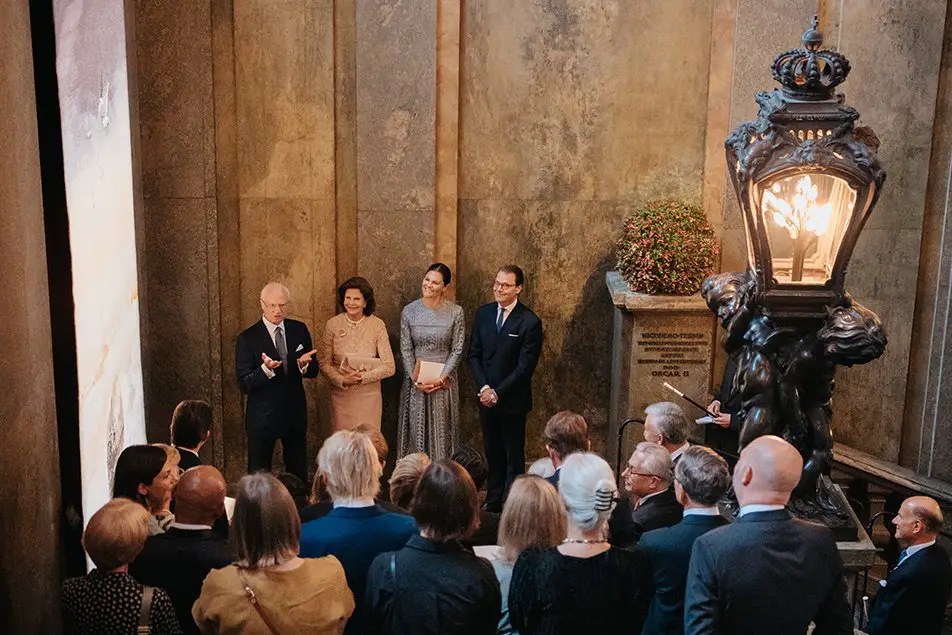 Il Re Carl XVI Gustaf riceve un arazzo, realizzato da Alice Lund Textilier e basato su un dipinto di Lars Lerin, dai membri del Riksdag e del governo al Palazzo Reale di Stoccolma il 13 settembre 2023 (Clément Morin/Il Palazzo Reale)