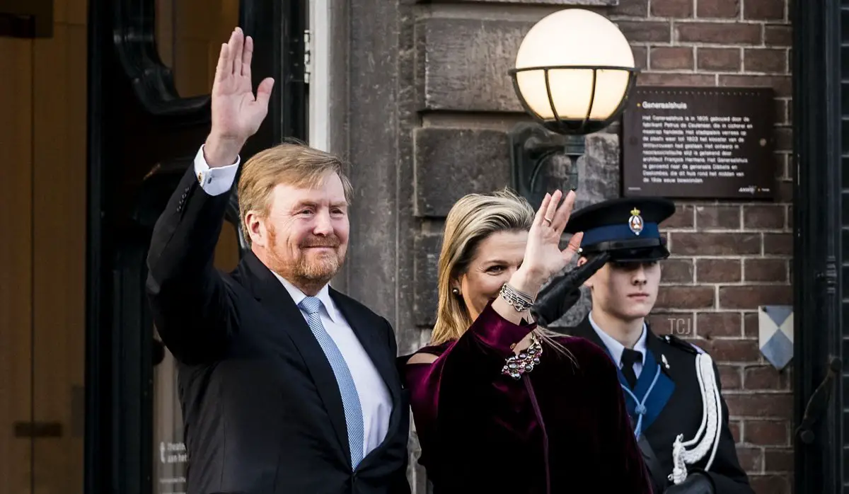 Il Re Willem-Alexander e la Regina Maxima arrivano al Theater aan het Vrijthof per il concerto del Giorno del Re a Maastricht l'11 aprile 2022