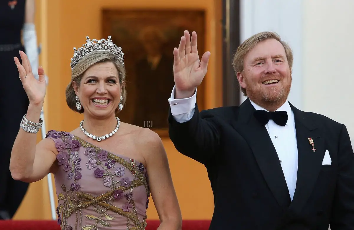 Re Willem-Alexander e Regina Maxima dei Paesi Bassi salutano durante la loro arrivo per una cena di stato in loro onore al palazzo presidenziale Bellevue a Berlino il 5 luglio 2021