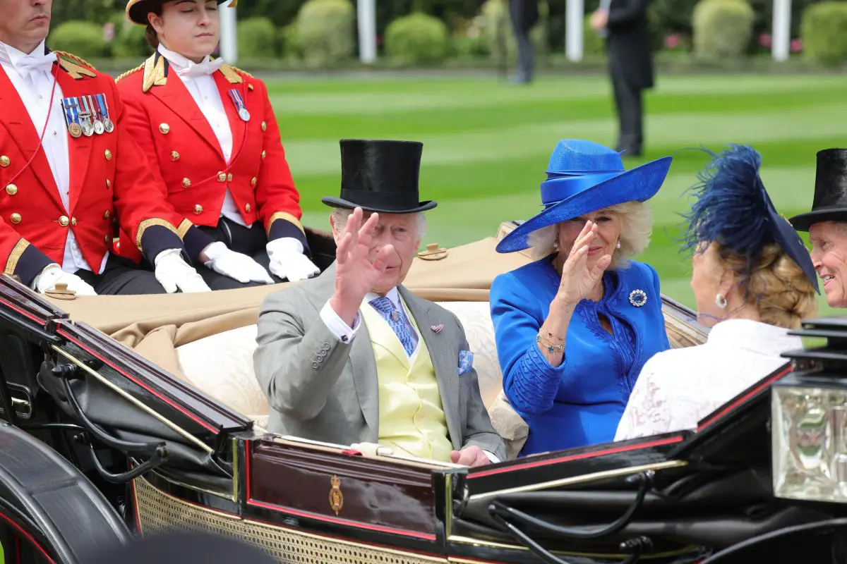 Re Carlo III e Regina Camilla, con il Duca e la Duchessa di Wellington, arrivano per il primo giorno di Royal Ascot il 18 giugno 2024 (Andrew Parsons/Alamy)