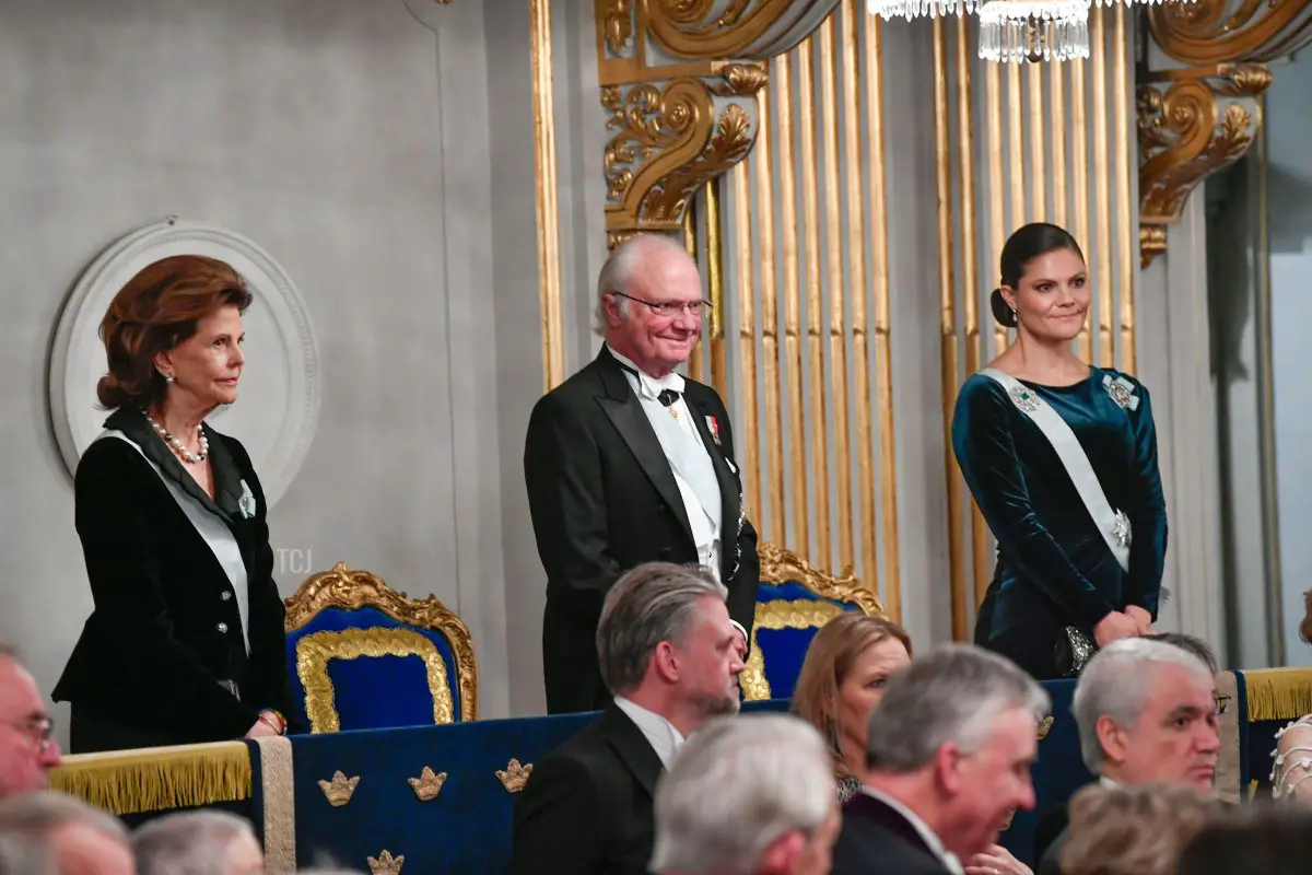 La regina Silvia, il re Carl XVI Gustaf e la principessa ereditiera Victoria di Svezia partecipano alla Cerimonia Annuale del Premio della Accademia Svedese presso l'edificio della Borsa di Stoccolma, Svezia, 20 dicembre 2021