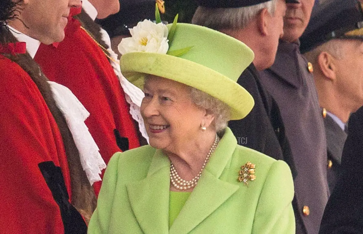 La regina Elisabetta II (C) e il principe Filippo, duca di Edimburgo (R), parlano con il Segretario agli Esteri Boris Johnson (2° L) mentre arrivano al padiglione reale per il Benvenuto Cerimoniale Ufficiale per la Visita di Stato della Colombia al Horse Guards Parade il 1 novembre 2016 a Londra, Inghilterra