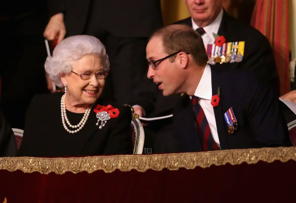 Queen Elizabeth II e il Principe William, Duca di Cambridge, si scambiano delle parole nel Royal Box al Royal Albert Hall durante il Festival Annuale della Memoria il 7 novembre 2015 a Londra, Inghilterra