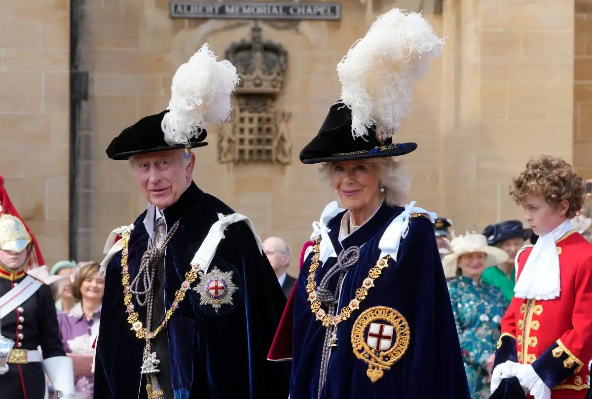 Re Carlo III e Regina Camilla arrivano per il servizio annuale dell'Ordine della Giarrettiera alla Cappella di San Giorgio, Windsor, il 17 giugno 2024 (Kirsty Wigglesworth/PA Images/Alamy)