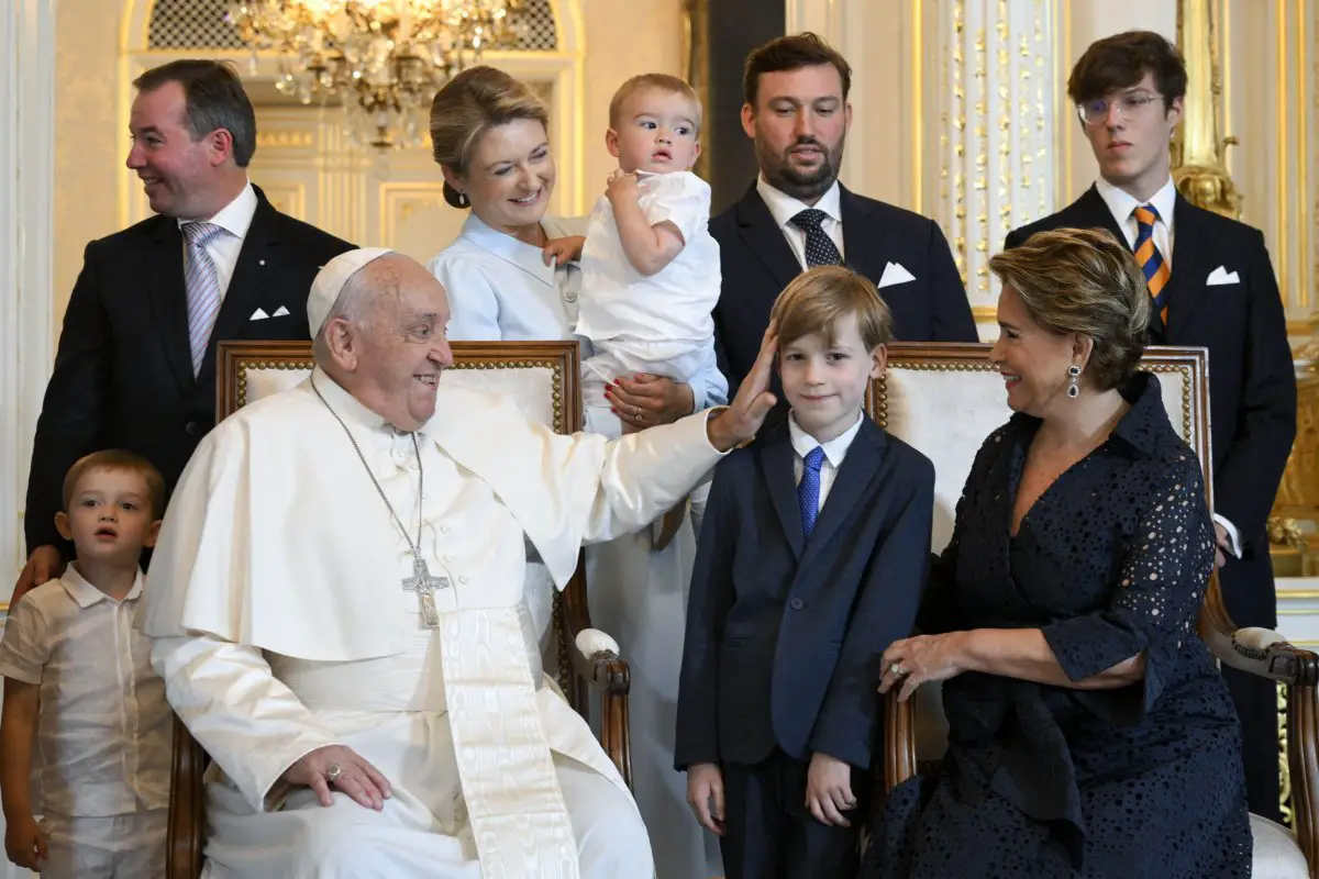 Papa Francesco visita il Granduca e la Granduchessa di Lussemburgo con i loro figli e nipoti al Palazzo Ducale di Lussemburgo il 26 settembre 2024 (Abaca Press/Alamy)