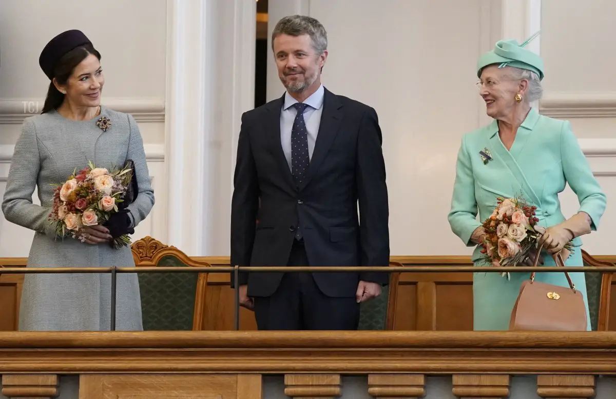 La Principessa ereditaria Mary, il Principe ereditario Frederik e la Regina Margrethe assistono all'apertura annuale della sessione parlamentare al Parlamento danese (Folketinget) a Christiansborg Castle a Copenaghen, il 4 ottobre 2022