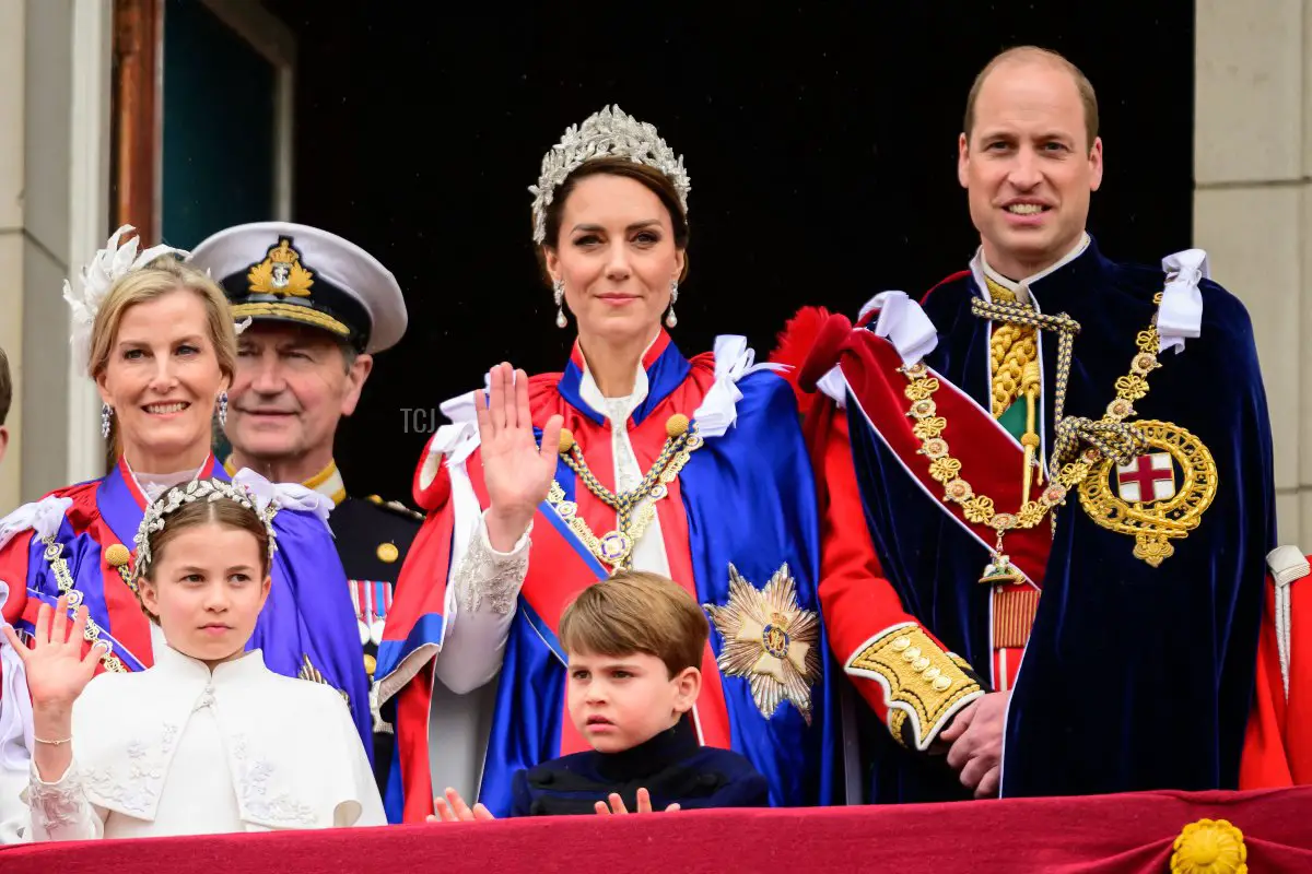 La Duchessa di Edimburgo, Sir Timothy Laurence, la Principessa di Galles, il Principe di Galles, la Principessa Charlotte e il Principe Louis di Galles appaiono sul balcone di Buckingham Palace dopo il servizio di incoronazione, 6 maggio 2023 (LEON NEAL/POOL/AFP tramite Getty Images)