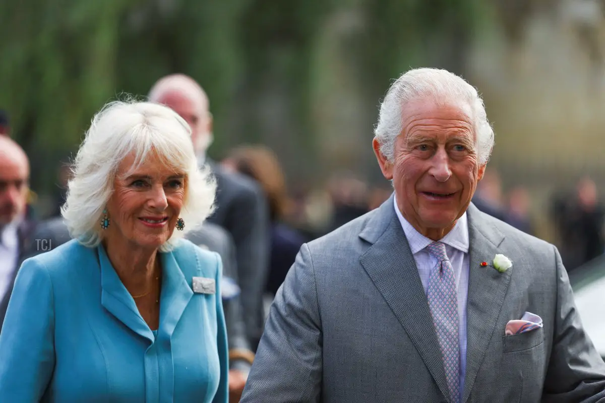 Re Carlo III e Regina Camilla del Regno Unito arrivano all'Hotel di Ville di Bordeaux durante la visita di stato britannica in Francia il 22 settembre 2023 (HANNAH MCKAY/POOL/AFP via Getty Images)