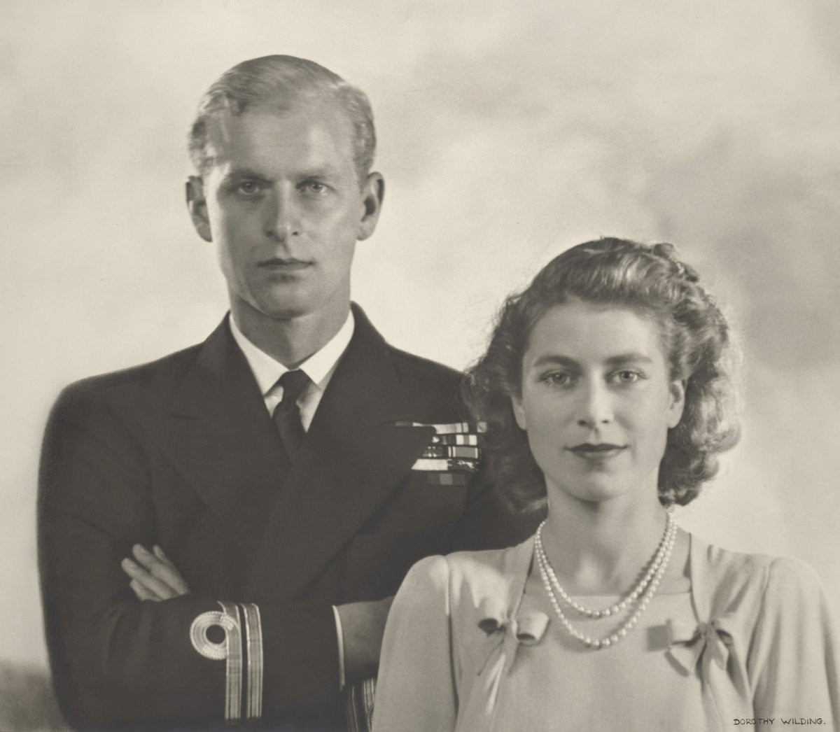 Ufficiale ritratto di fidanzamento della Principessa Elizabeth e del tenente Philip Mountbatten scattato da Dorothy Wilding nel luglio 1947