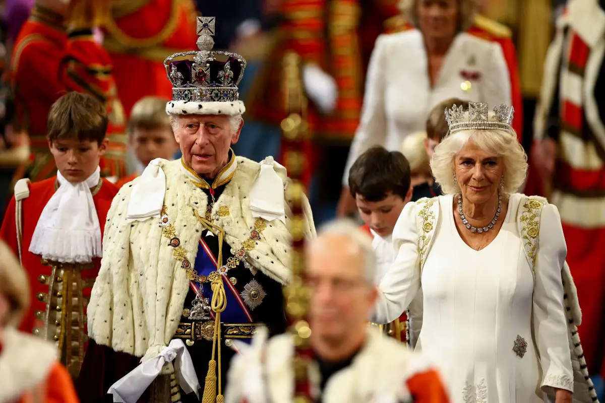 Il re Carlo III e la regina Camilla partecipano all’apertura ufficiale del Parlamento il 17 luglio 2024 (Hannah McKay/PA Images/Alamy)