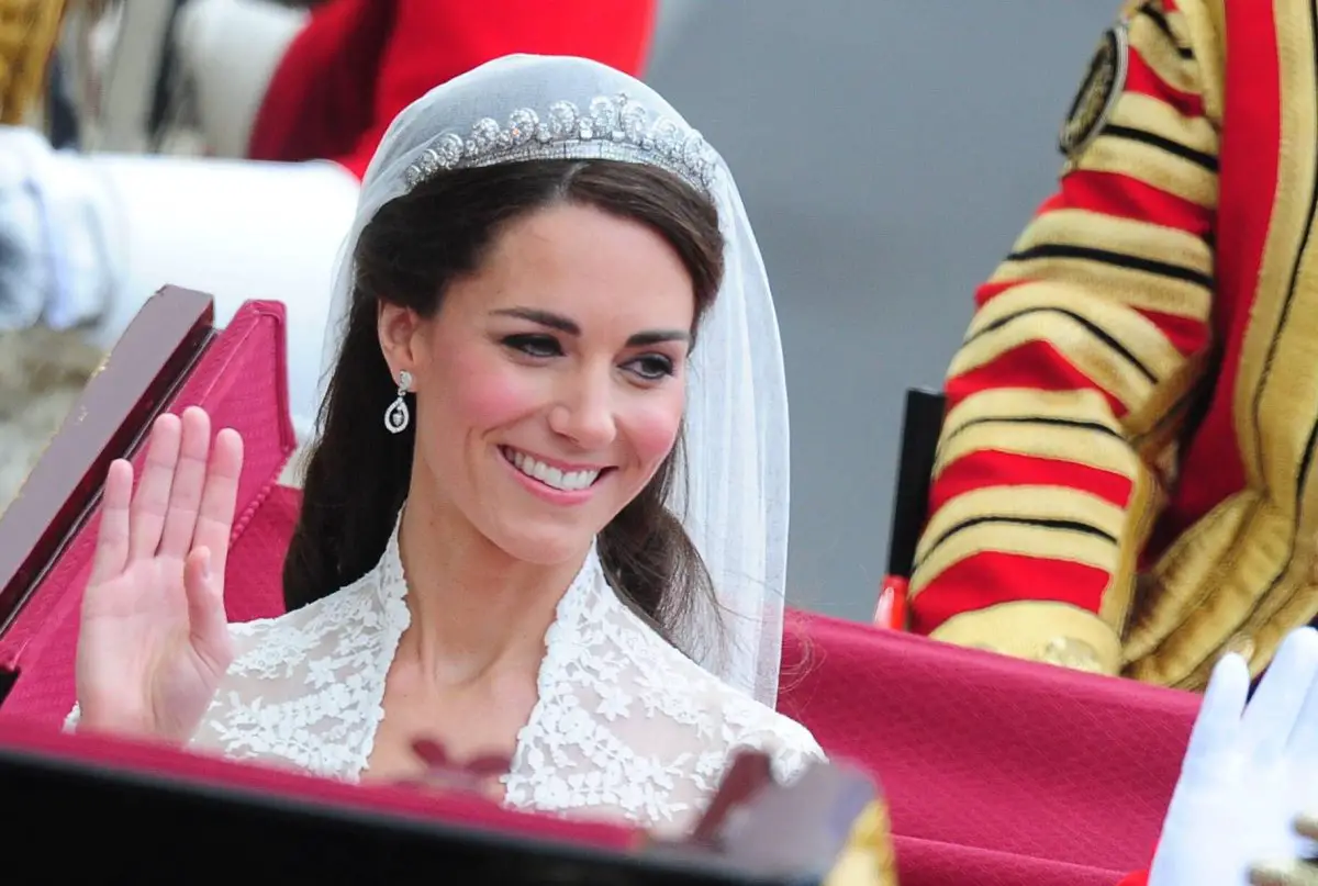 La Duchessa di Cambridge viaggia da Westminster Abbey a Buckingham Palace dopo il suo matrimonio reale il 29 aprile 2011 (Frederic Nebinger/Abaca Press/Alamy)